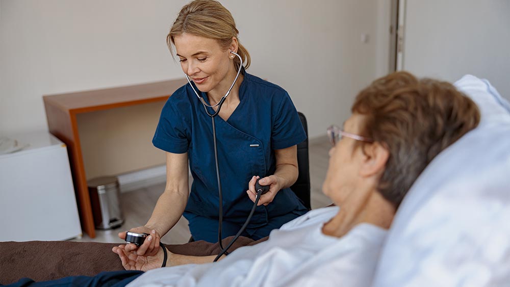 Profesyonel Hasta Bakıcı Olun ve Evde Yaşama Kolaylık Katın